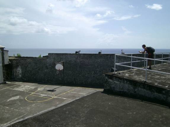 Observando o local onde foi fusilado Maurice Bishop, primeiro-ministro de Granada, no forte da capital St. George's
